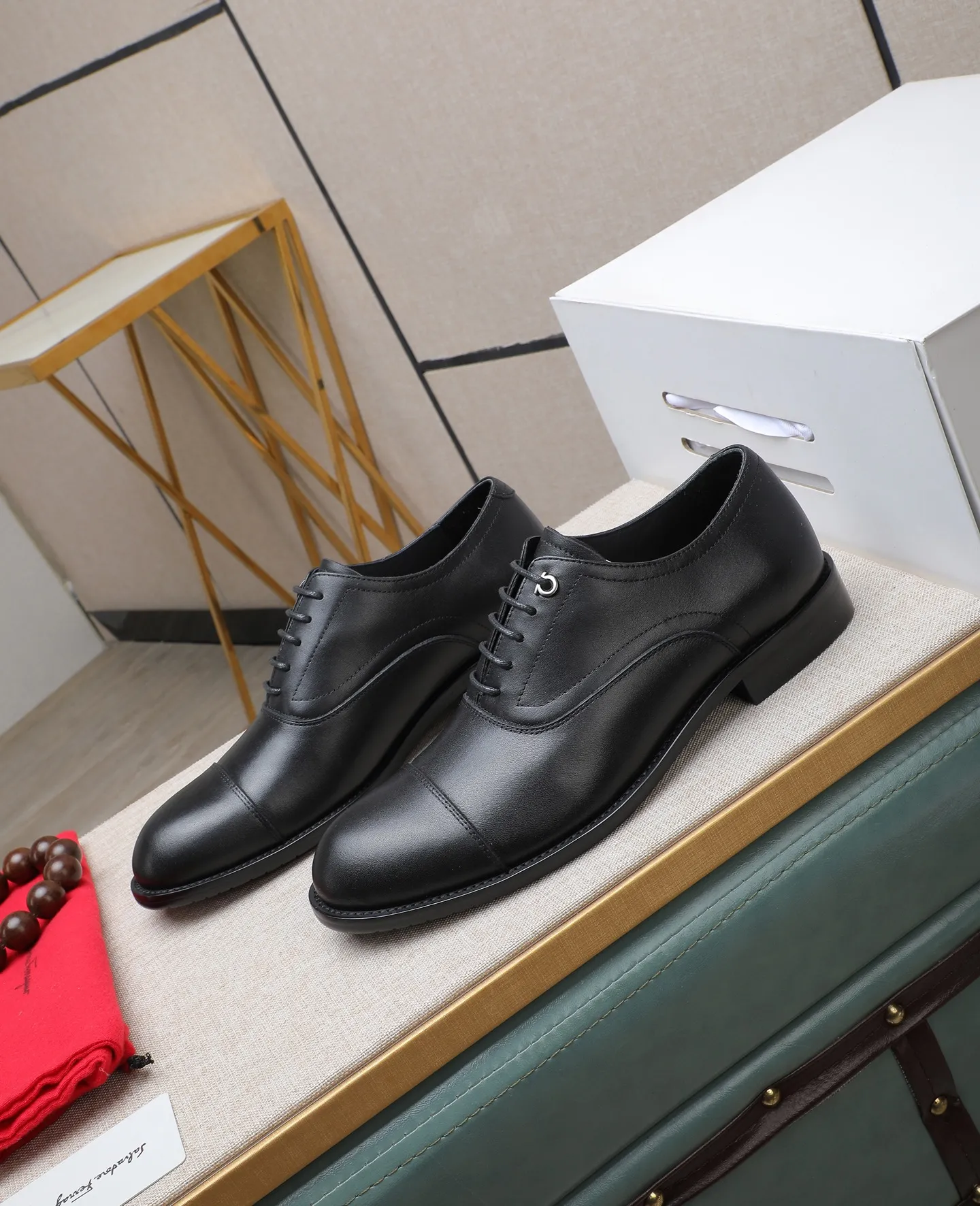 Men's shoes 💰540📛📛 (water-dyed cow lining) Salvatore Ferragamo high-end (Salvatore Ferragamo) is the world's top luxury footwear brand, coming from the fashion kingdom of Italy. It is famous all over the world for its traditional handmade design and novel styles... 🚶🏻🚶🏻New suit shoes are available simultaneously at the counter. This model is made of pure handmade imported Italian calfskin ➕soft water-dyed cowhide lining Original authentic outsole🌀🌀Size: 38➖44 (45 46 customized)